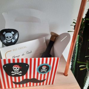 Vue de dessus du bon cadeau massage pirate pour garçon avec un contenant dédié à l'univers de la piraterie