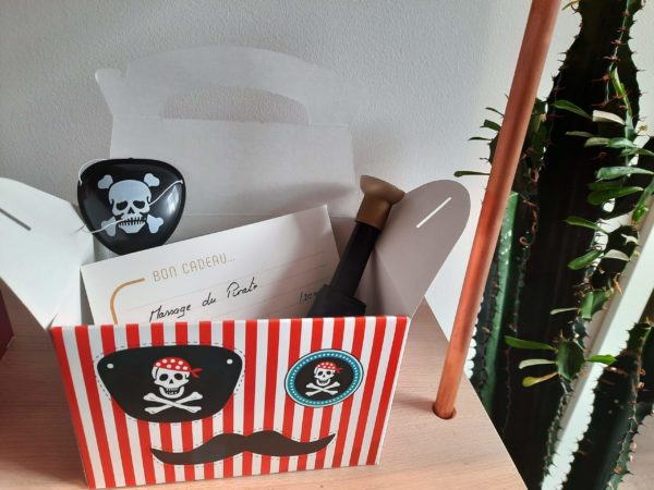 Vue de dessus du bon cadeau massage pirate pour garçon avec un contenant dédié à l'univers de la piraterie