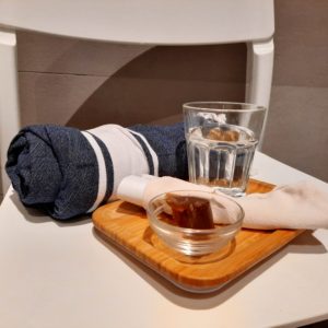 photographie zoomée sur le gant de kessa disponible pour le hammam et le savon noir